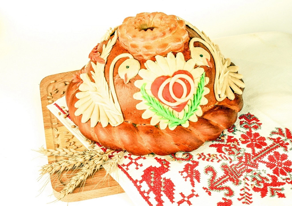 Каравай с цветными элементами 